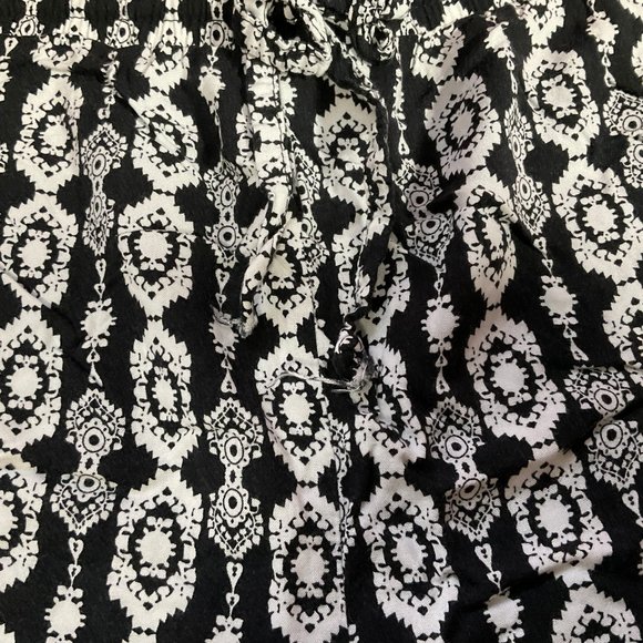 👗5/$25 - Black/White Graphic Print Short w/ Elastic Waist & Tie - Picture 3 of 3